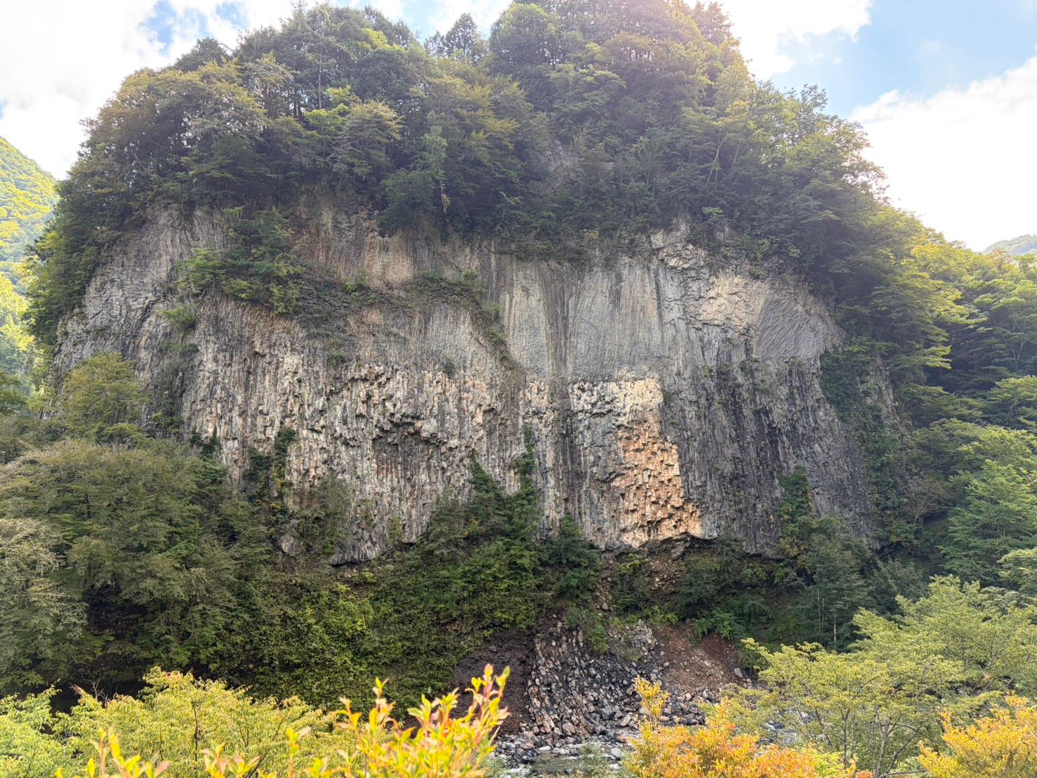 巌立の大岩壁。縦にびっしりと柱状節理の筋が入った高さ72メートルの断崖