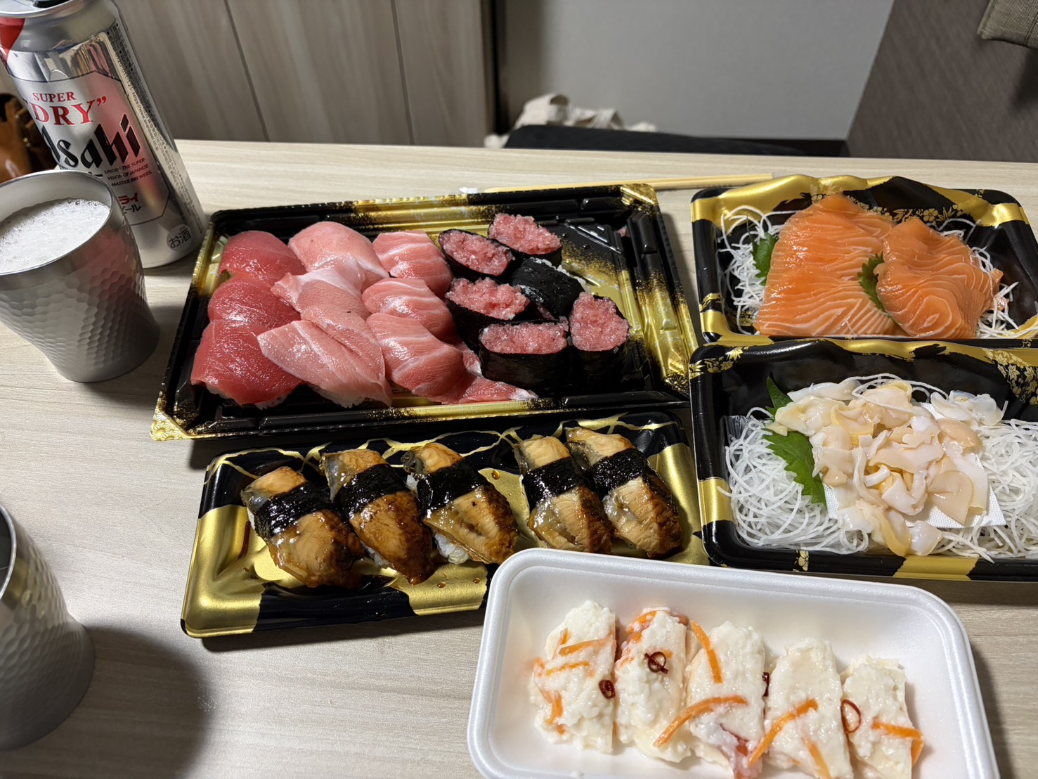 ホテルの部屋で食べた夕食。マグロの握り、ねぎとろ巻き、穴子、サーモンと貝の刺身、そして大根寿司