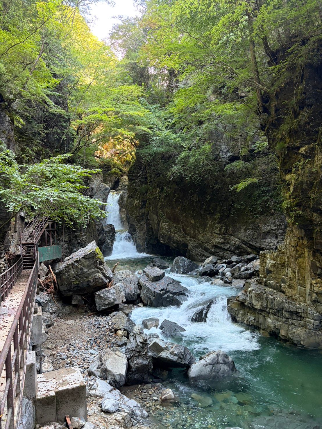 巌立峡で見られたひとつだけの滝。鉄の階段の先に落ちる滝とエメラルド色の淵