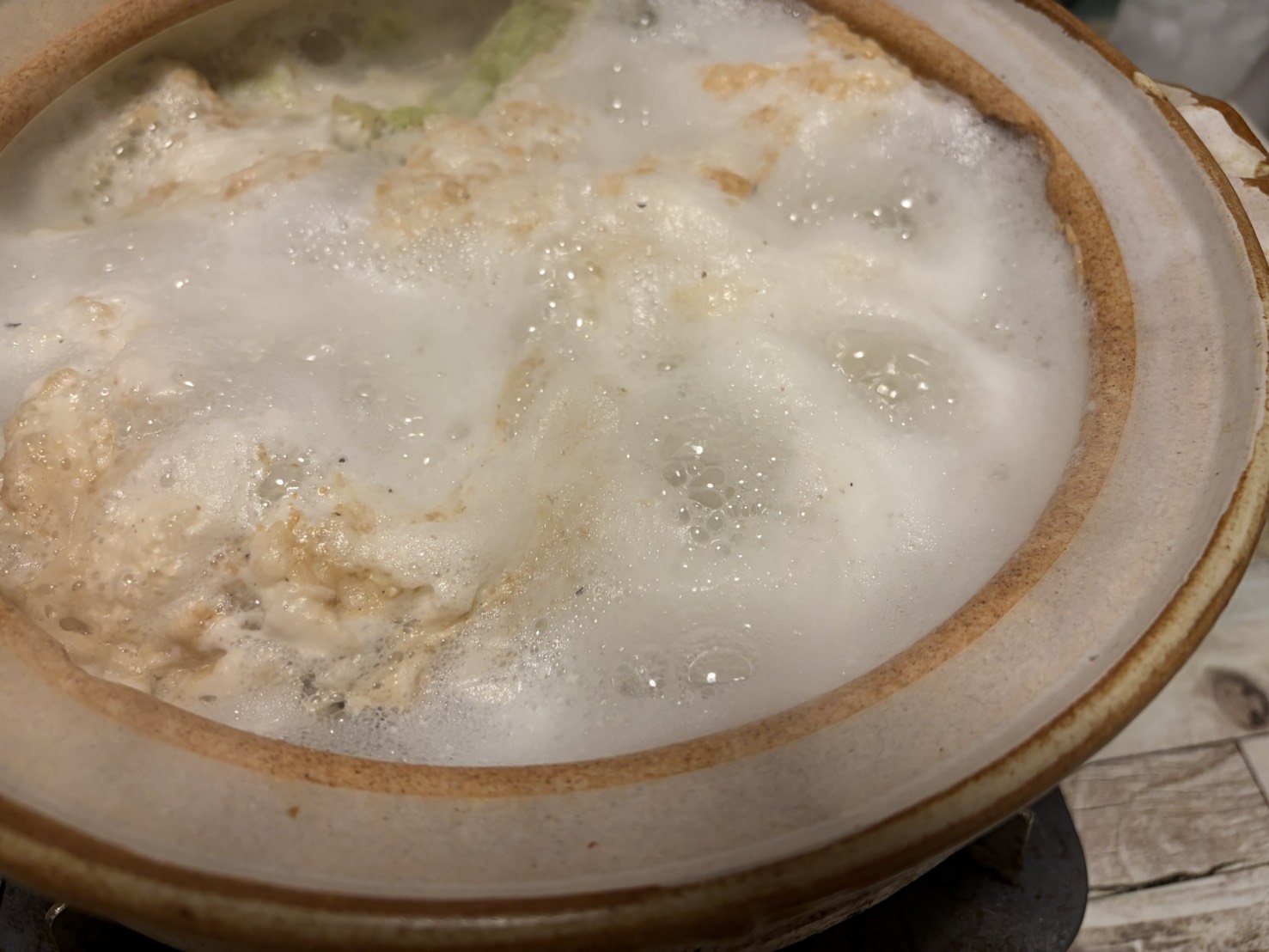 温泉水で作った湯豆腐。豆腐が溶け出して鍋の中が白く濁っている