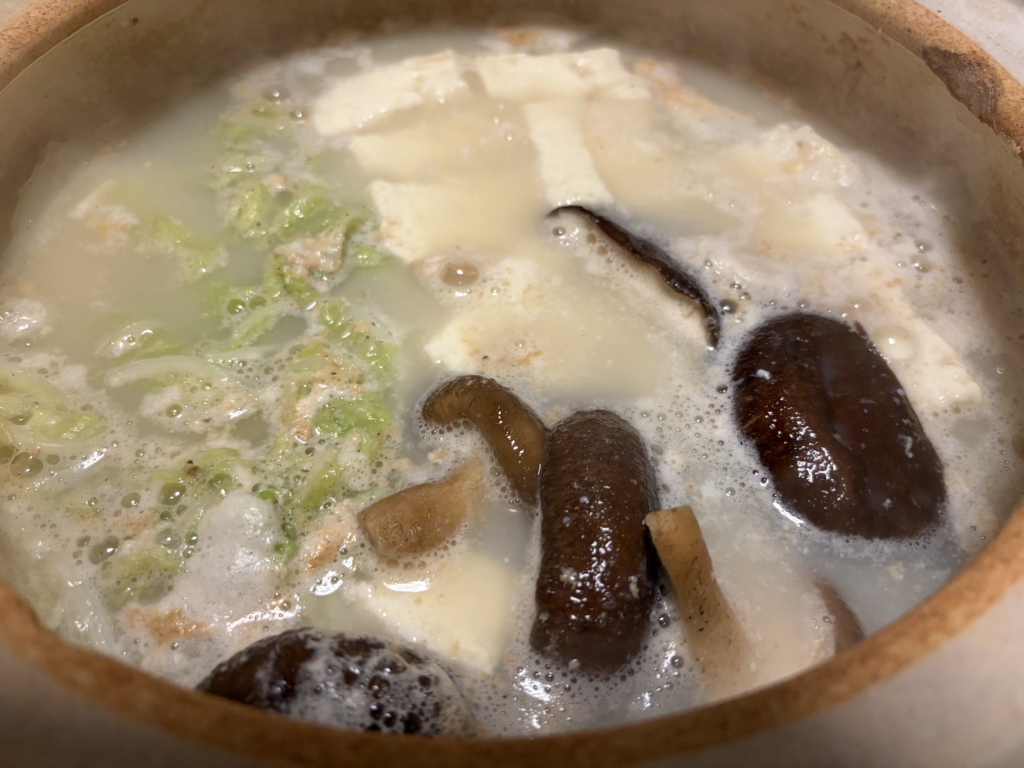 温泉水で作った湯豆腐。豆腐が溶け出して鍋の中が白く濁っている