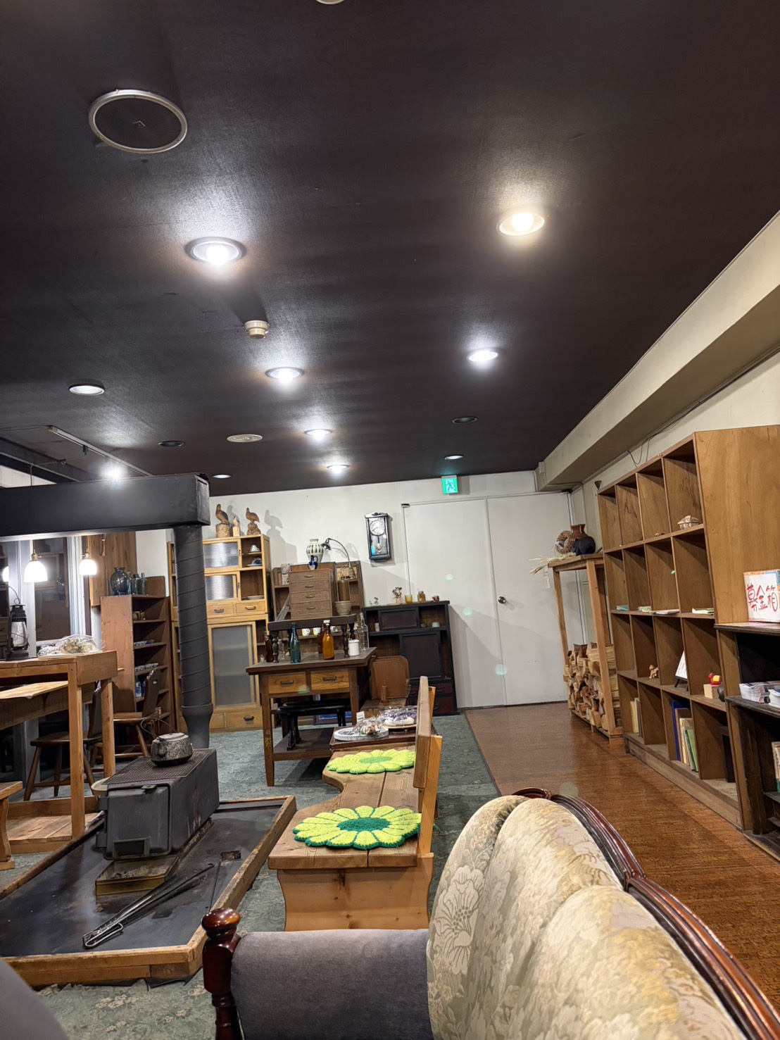 明治温泉のロビー。薪ストーブがある