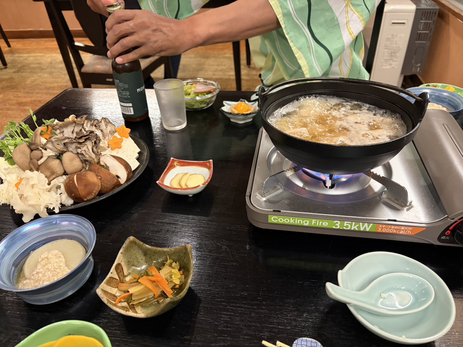 明治温泉の夕食。鳥なべときのこの盛り合わせ